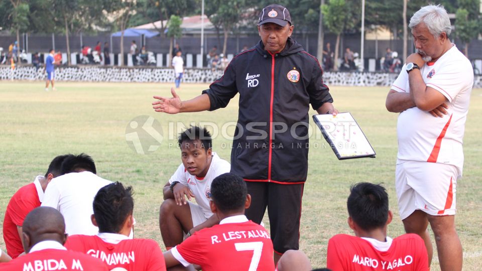 Pelatih Persija Jakarta, Rahmad Darmawan sedang memberi arahan kepada timnya. Copyright: &copy; Herry Ibrahim/INDOSPORT
